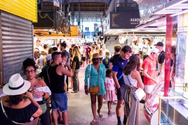 Barselona, İspanya - 28 Ağustos 2023 İspanya 'nın başkenti Barcelona' daki Boqueria gıda pazarında keyif çatan turistler.