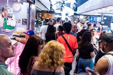 Barselona, İspanya - 28 Ağustos 2023 İspanya 'nın başkenti Barcelona' daki Boqueria gıda pazarında keyif çatan turistler.