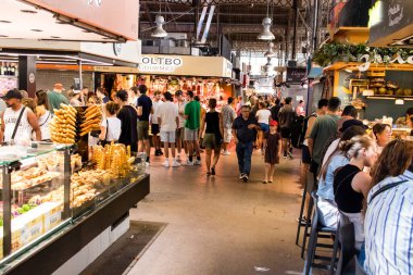 Barselona, İspanya - 28 Ağustos 2023 İspanya 'nın başkenti Barcelona' daki Boqueria gıda pazarında keyif çatan turistler.