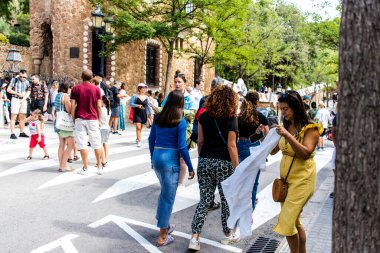 Barselona, İspanya - 28 Ağustos 2023 Barselona caddesinde yürüyen turistler, sembolik bir şehir ve İspanya Kataloglarının başkenti.