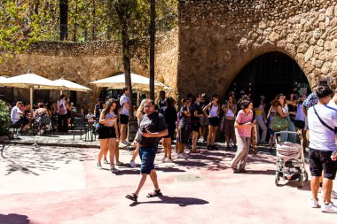 Barselona, İspanya - 28 Ağustos 2023 Barselona caddesinde yürüyen turistler, sembolik bir şehir ve İspanya Kataloglarının başkenti.