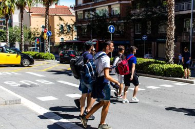 Barselona, İspanya - 28 Ağustos 2023 Barselona caddesinde yürüyen turistler, sembolik bir şehir ve İspanya Kataloglarının başkenti.