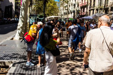 Barselona, İspanya - 28 Ağustos 2023 Barselona caddesinde yürüyen turistler, sembolik bir şehir ve İspanya Kataloglarının başkenti.