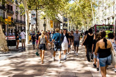 Barselona, İspanya - 28 Ağustos 2023 Barselona caddesinde yürüyen turistler, sembolik bir şehir ve İspanya Kataloglarının başkenti.