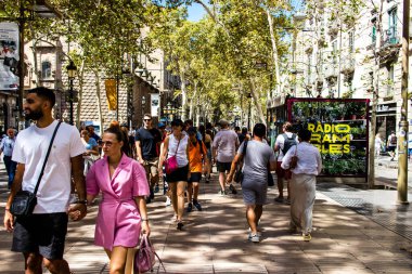 Barselona, İspanya - 28 Ağustos 2023 Barselona caddesinde yürüyen turistler, sembolik bir şehir ve İspanya Kataloglarının başkenti.