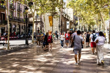 Barselona, İspanya - 28 Ağustos 2023 Barselona caddesinde yürüyen turistler, sembolik bir şehir ve İspanya Kataloglarının başkenti.