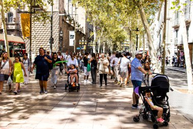 Barselona, İspanya - 28 Ağustos 2023 Barselona caddesinde yürüyen turistler, sembolik bir şehir ve İspanya Kataloglarının başkenti.
