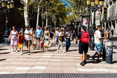 Barselona, İspanya - 28 Ağustos 2023 Barselona caddesinde yürüyen turistler, sembolik bir şehir ve İspanya Kataloglarının başkenti.