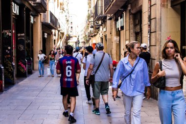Barselona, İspanya - 28 Ağustos 2023 Barselona caddesinde yürüyen turistler, sembolik bir şehir ve İspanya Kataloglarının başkenti.