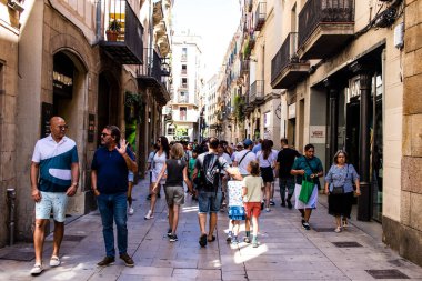 Barselona, İspanya - 28 Ağustos 2023 Barselona caddesinde yürüyen turistler, sembolik bir şehir ve İspanya Kataloglarının başkenti.