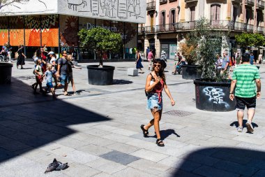 Barselona, İspanya - 28 Ağustos 2023 Barselona caddesinde yürüyen turistler, sembolik bir şehir ve İspanya Kataloglarının başkenti.