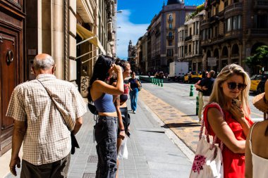 Barselona, İspanya - 28 Ağustos 2023 Barselona caddesinde yürüyen turistler, sembolik bir şehir ve İspanya Kataloglarının başkenti.