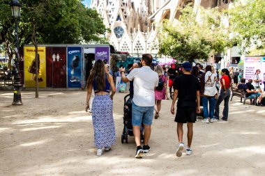 Barselona, İspanya - 28 Ağustos 2023 Barselona caddesinde yürüyen turistler, sembolik bir şehir ve İspanya Kataloglarının başkenti.