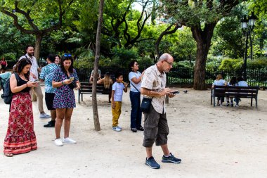 Barselona, İspanya - 28 Ağustos 2023 Barselona caddesinde yürüyen turistler, sembolik bir şehir ve İspanya Kataloglarının başkenti.