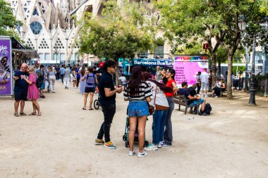 Barselona, İspanya - 28 Ağustos 2023 Barselona caddesinde yürüyen turistler, sembolik bir şehir ve İspanya Kataloglarının başkenti.