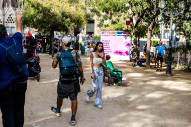 Barselona, İspanya - 28 Ağustos 2023 Barselona caddesinde yürüyen turistler, sembolik bir şehir ve İspanya Kataloglarının başkenti.