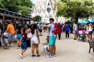 Barselona, İspanya - 28 Ağustos 2023 Barselona caddesinde yürüyen turistler, sembolik bir şehir ve İspanya Kataloglarının başkenti.