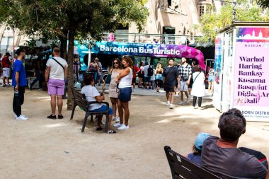 Barselona, İspanya - 28 Ağustos 2023 Barselona caddesinde yürüyen turistler, sembolik bir şehir ve İspanya Kataloglarının başkenti.