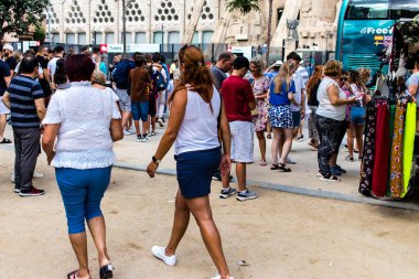 Barselona, İspanya - 28 Ağustos 2023 Barselona caddesinde yürüyen turistler, sembolik bir şehir ve İspanya Kataloglarının başkenti.