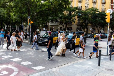 Barselona, İspanya - 28 Ağustos 2023 Barselona caddesinde yürüyen turistler, sembolik bir şehir ve İspanya Kataloglarının başkenti.