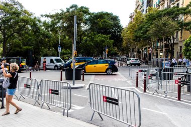 Barselona, İspanya - 28 Ağustos 2023 Barselona caddesinde yürüyen turistler, sembolik bir şehir ve İspanya Kataloglarının başkenti.