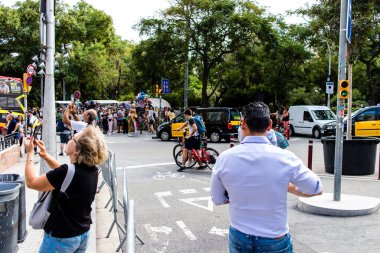 Barselona, İspanya - 28 Ağustos 2023 Barselona caddesinde yürüyen turistler, sembolik bir şehir ve İspanya Kataloglarının başkenti.