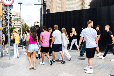 Barselona, İspanya - 28 Ağustos 2023 Barselona caddesinde yürüyen turistler, sembolik bir şehir ve İspanya Kataloglarının başkenti.