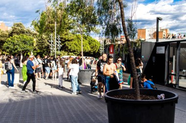 Barselona, İspanya - 28 Ağustos 2023 Barselona caddesinde yürüyen turistler, sembolik bir şehir ve İspanya Kataloglarının başkenti.