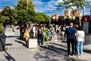 Barselona, İspanya - 28 Ağustos 2023 Barselona caddesinde yürüyen turistler, sembolik bir şehir ve İspanya Kataloglarının başkenti.