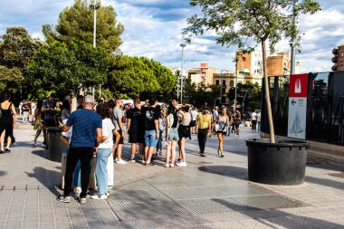 Barselona, İspanya - 28 Ağustos 2023 Barselona caddesinde yürüyen turistler, sembolik bir şehir ve İspanya Kataloglarının başkenti.