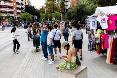 Barselona, İspanya - 28 Ağustos 2023 Barselona caddesinde yürüyen turistler, sembolik bir şehir ve İspanya Kataloglarının başkenti.