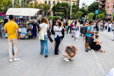 Barselona, İspanya - 28 Ağustos 2023 Barselona caddesinde yürüyen turistler, sembolik bir şehir ve İspanya Kataloglarının başkenti.