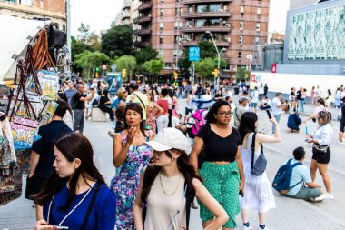 Barselona, İspanya - 28 Ağustos 2023 Barselona caddesinde yürüyen turistler, sembolik bir şehir ve İspanya Kataloglarının başkenti.
