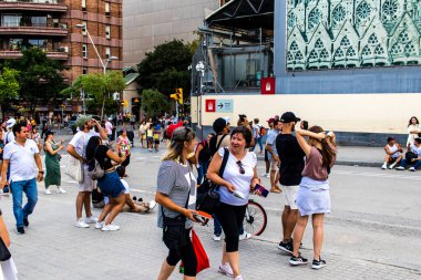 Barselona, İspanya - 28 Ağustos 2023 Barselona caddesinde yürüyen turistler, sembolik bir şehir ve İspanya Kataloglarının başkenti.
