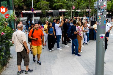 Barselona, İspanya - 28 Ağustos 2023 Barselona caddesinde yürüyen turistler, sembolik bir şehir ve İspanya Kataloglarının başkenti.