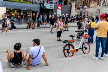 Barselona, İspanya - 28 Ağustos 2023 Barselona caddesinde yürüyen turistler, sembolik bir şehir ve İspanya Kataloglarının başkenti.