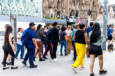 Barselona, İspanya - 28 Ağustos 2023 Barselona caddesinde yürüyen turistler, sembolik bir şehir ve İspanya Kataloglarının başkenti.