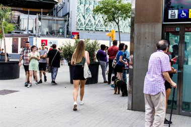 Barselona, İspanya - 28 Ağustos 2023 Barselona caddesinde yürüyen turistler, sembolik bir şehir ve İspanya Kataloglarının başkenti.