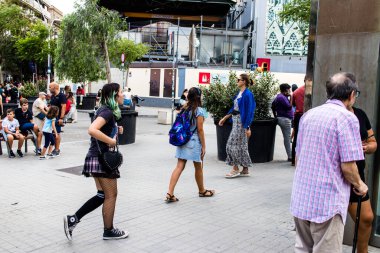 Barselona, İspanya - 28 Ağustos 2023 Barselona caddesinde yürüyen turistler, sembolik bir şehir ve İspanya Kataloglarının başkenti.