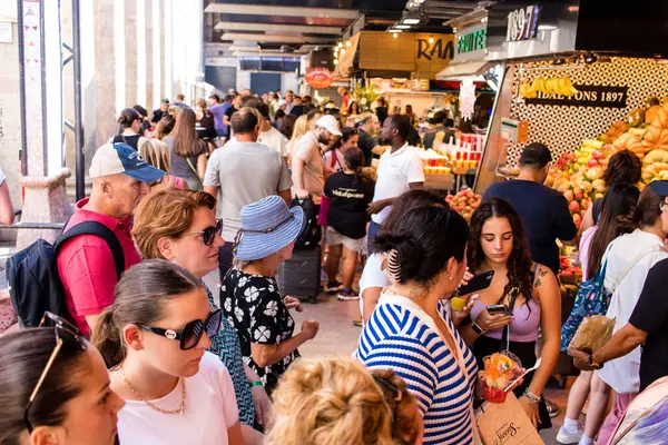 Barcelona Espanha Agosto 2023 Turistas Desfrutando Mercado Comida Boqueria Barcelona — Fotografia de Stock