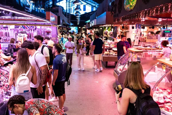 Barselona, İspanya - 28 Ağustos 2023 İspanya 'nın başkenti Barcelona' daki Boqueria gıda pazarında keyif çatan turistler.