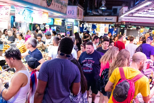 Barselona, İspanya - 28 Ağustos 2023 İspanya 'nın başkenti Barcelona' daki Boqueria gıda pazarında keyif çatan turistler.
