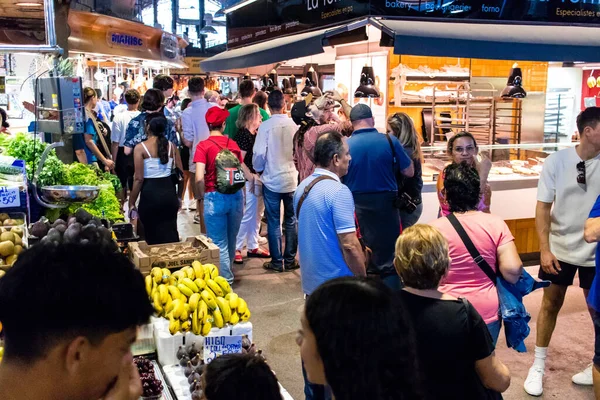 Барселона Испания Августа 2023 Года Туристы Наслаждаются Продовольственном Рынке Boqueria — стоковое фото