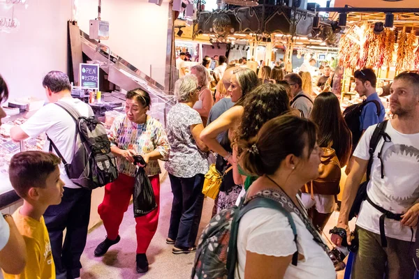 Barselona, İspanya - 28 Ağustos 2023 İspanya 'nın başkenti Barcelona' daki Boqueria gıda pazarında keyif çatan turistler.