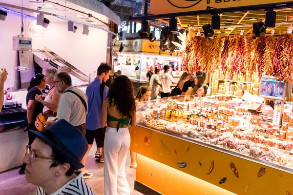 Barcelona Espanha Agosto 2023 Turistas Desfrutando Mercado Comida Boqueria Barcelona — Fotografia de Stock