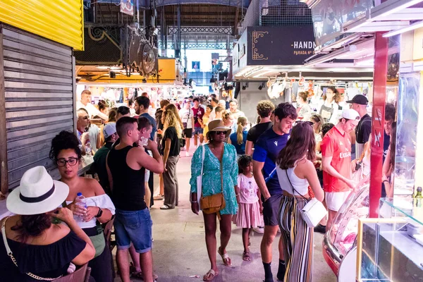 Barselona, İspanya - 28 Ağustos 2023 İspanya 'nın başkenti Barcelona' daki Boqueria gıda pazarında keyif çatan turistler.