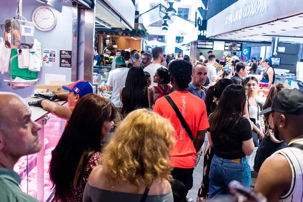 Barselona, İspanya - 28 Ağustos 2023 İspanya 'nın başkenti Barcelona' daki Boqueria gıda pazarında keyif çatan turistler.