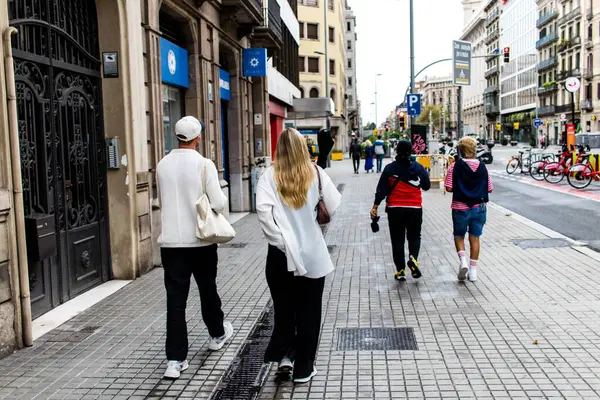 Barselona, İspanya - 28 Ağustos 2023 Barselona caddesinde yürüyen turistler, sembolik bir şehir ve İspanya Kataloglarının başkenti.