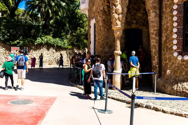 Barselona, İspanya - 28 Ağustos 2023 Barselona caddesinde yürüyen turistler, sembolik bir şehir ve İspanya Kataloglarının başkenti.