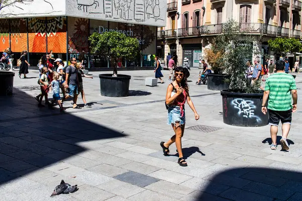 Barselona, İspanya - 28 Ağustos 2023 Barselona caddesinde yürüyen turistler, sembolik bir şehir ve İspanya Kataloglarının başkenti.